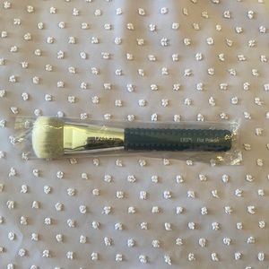 5/$46 or 3/$30 Laruce LR375 Flat Powder Brush